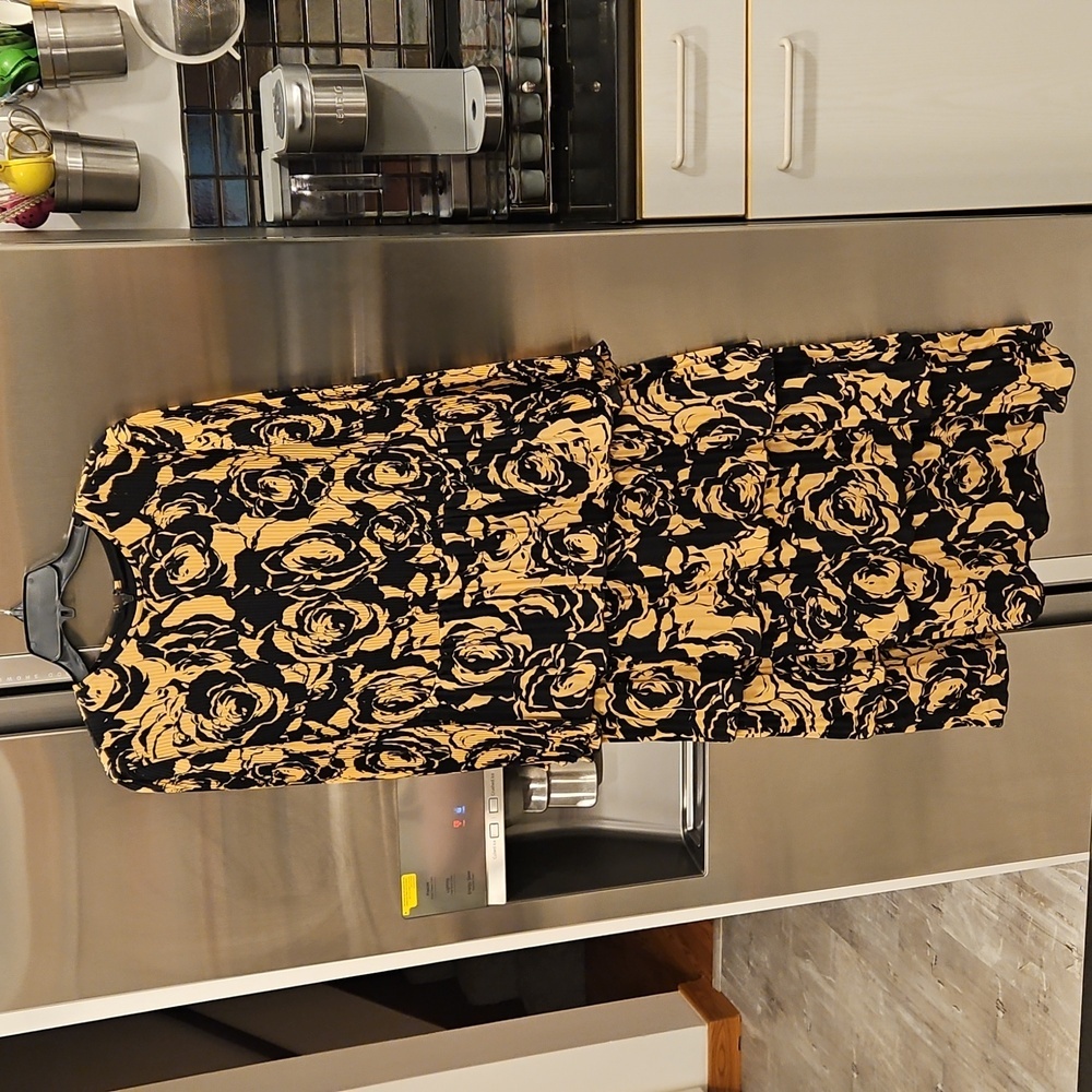 💕CHICO'S BLACK LABEL💕 Tiered Pleated Dress Abstract Floral Neutral Combo NWOT - Picture 4 of 11